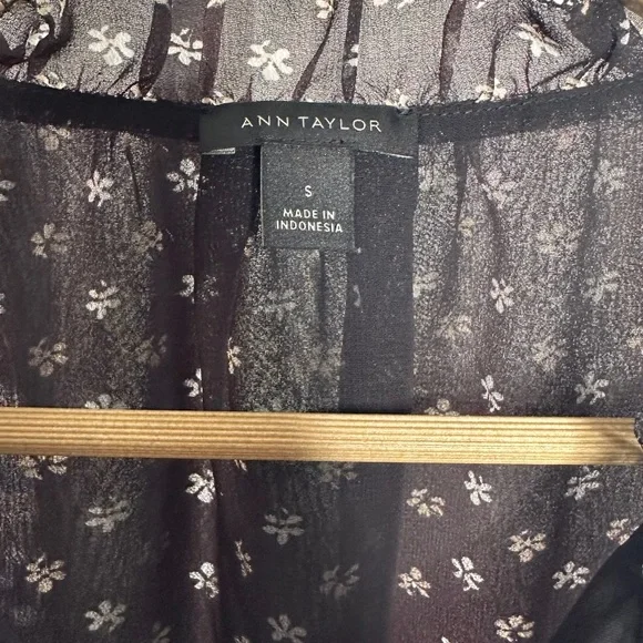 Ann Taylor | Black Floral Sheer Blouse | Short Sleeve | Size Small - Picture 4 of 6
